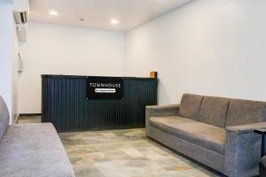 Super Townhouse Balewadi High Street