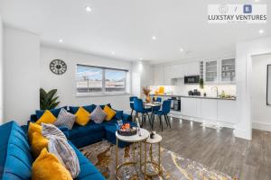 Stylish 2 Bed 2 Bath Hove Apartment - Walk to Station & Beach - Optional Parking - Sleeps 8