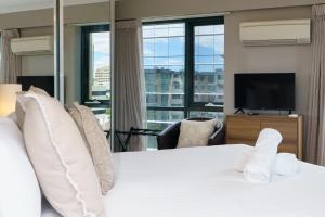 Central 2BR apartment, Hotel vibe, Walk everywhere - Hosted by Canstay