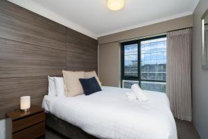 Central 2BR apartment, Hotel vibe, Walk everywhere - Hosted by Canstay