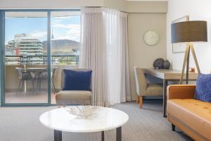 Central 2BR apartment, Hotel vibe, Walk everywhere - Hosted by Canstay