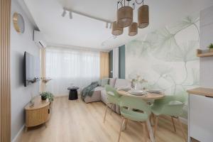 Stylish Apartment with Air Conditioning and a Workspace in the City Center of Warsaw by Noclegi Renters