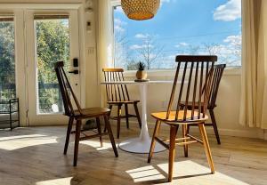 Round House with Mountain View and Hot Tub