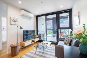 Modern City Views 2BR Apartment in Box Hill