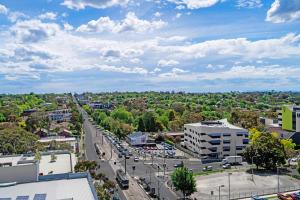 Modern City Views 2BR Apartment in Box Hill