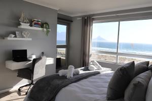 Seaspray B304-Beachfront with Table Mountain Views