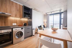 716 Riverlands - Lux 2 Bedroom Apartment