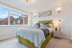 Luxury Equipped 3 BDR Home - 4 Beds- 7 Guests -3 Mins to M54 -JLR Wolves Stafford I54 Business Park Telford - RAF Cosford- Spacious Home - Driveway- Regular & Long Work Stays available - Samina- ARZ Stays