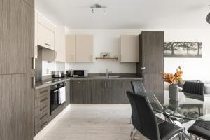 2BR Apartments in Canning Town Station with Balcony