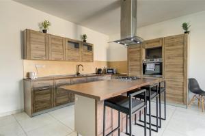 Spacious 3BR home with Private Terrace & WIFI by 360 Estates