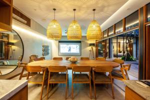 Luxury 6BR villa Berawa beach