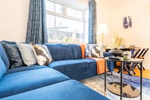 InspoHome Spacious 4-Bedroom House with Parking and Garden