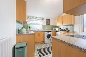 InspoHome Spacious 4-Bedroom House with Parking and Garden