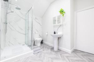 InspoHome Spacious 4-Bedroom House with Parking and Garden