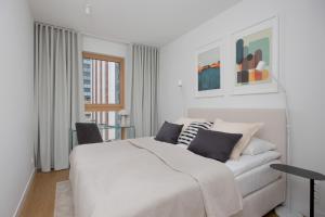 Towarowa Towers Prestigious Apartments with Parking & AC by Renters Prestige