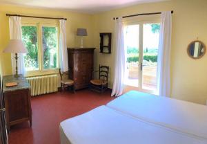 Large family home 400m beach