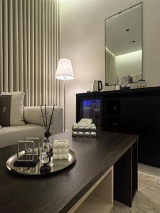 شقة بغرفة نوم وصالة وصول ذاتي