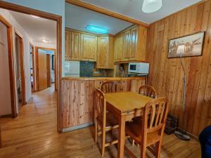 Chimenea, terraza y parking- Tu refugio acogedor - Besiberri 3