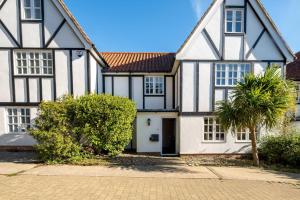 7 Sanctuary Court - sleeps 12 - Thorpeness - Aldeburgh Coastal Cottages - Close to the Beach, Golf and the Country Club