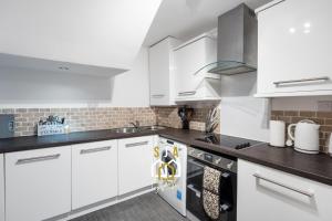 Crown Apartment - SJA Stays - Modern 2 Bed Apartment