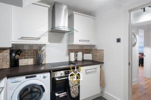 Crown Apartment - SJA Stays - Modern 2 Bed Apartment
