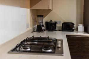 Amanah Properties - Stylish Home in Shepherds Bush, steps from Westfield, Sleeps 8