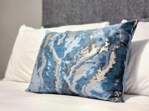 906 Icon Luxury Apartments