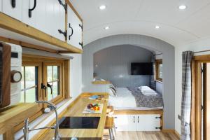 Cwtch Ffynnone Luxury Shepherds Hut