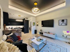 Luxury New Build Apartment Just 300m -Tube Station