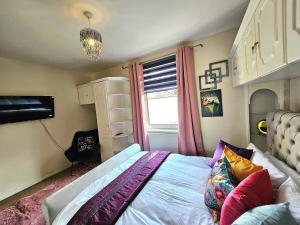 2 Bed Apt, 4 Beds, 3 TVs Plus Parking