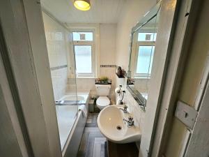 2 Bed Apt, 4 Beds, 3 TVs Plus Parking