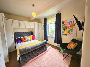 2 Bed Apt, 4 Beds, 3 TVs Plus Parking