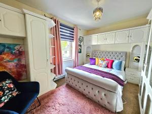 2 Bed Apt, 4 Beds, 3 TVs Plus Parking