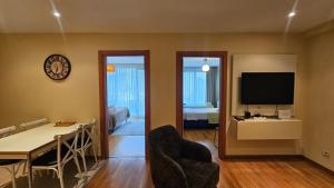 Taksimde 2 yatak odalı daire, güvenlik, havuz, spa, otopark