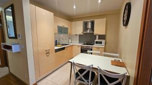 Taksimde 2 yatak odalı daire, güvenlik, havuz, spa, otopark