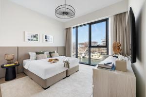 Luxurious 3BR with Burj Khalifa and Canal View