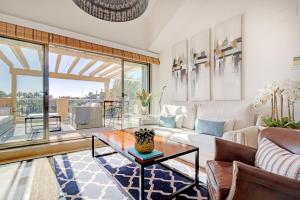 Beautiful penthouse overlooking marina channels