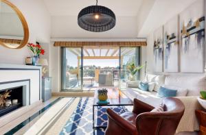 Beautiful penthouse overlooking marina channels