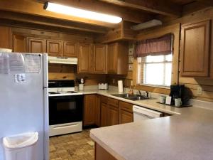 Spacious Cabin Rental with Forest Views near Charleston, West Virginia