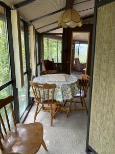 Charming Cottage Rental with Panoramic Views near Grandfather Mountain in North Carolina