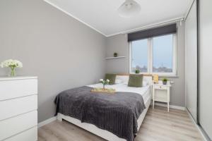 Modern 2-Bedroom Apartment with Remote Workspace in Katowice by Noclegi Renters