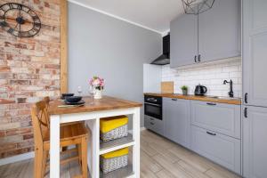 Modern 2-Bedroom Apartment with Remote Workspace in Katowice by Noclegi Renters