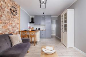 Modern 2-Bedroom Apartment with Remote Workspace in Katowice by Noclegi Renters