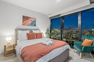 Skyline Luxe 3BR 3BA with Free Carpark, River & Ocean Views