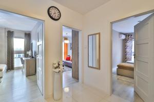 Grochowska 207 Rondo Wiatraczna by PerfectApart