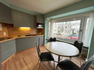 Modern 2-bedroom apartment within walking distance of the city centre and the beach T209