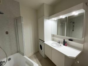 Modern 2-bedroom apartment within walking distance of the city centre and the beach T209