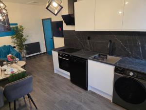 Tudors eSuites - Anderton - Spacious Apartments in Quiet Area #3n5A