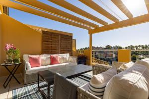 Beautiful penthouse overlooking marina channels