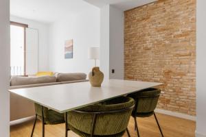 Blueground El Raval balcony nr La Rambla BCN-211